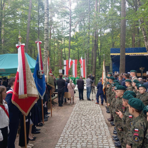 Poczet sztandarowy szkoły na uroczystościach w Turzy