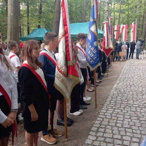 Poczet sztandarowy szkoły na uroczystościach w Turzy