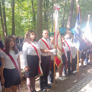 Poczet sztandarowy szkoły na uroczystościach w Turzy