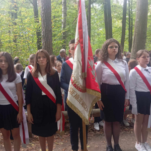 Poczet sztandarowy szkoły na uroczystościach w Turzy