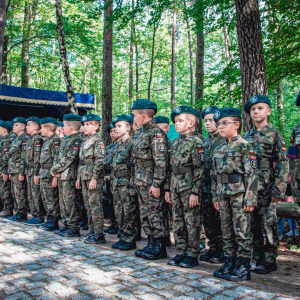 Nasze Orlęta podczas uroczystości patriotycznych w lesie turzańskim