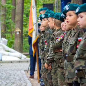 Nasze Orlęta podczas uroczystości patriotycznych w lesie turzańskim