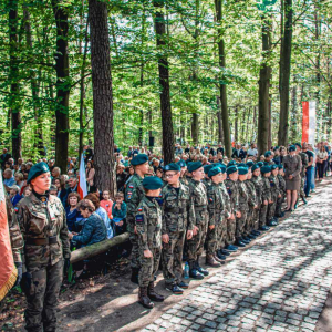 Nasze Orlęta podczas uroczystości patriotycznych w lesie turzańskim