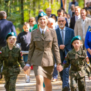 Nasze Orlęta podczas uroczystości patriotycznych w lesie turzańskim