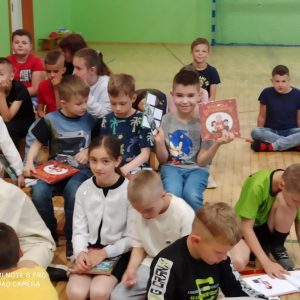 Uroczyste pasowanie uczniów klasy I na czytelników biblioteki szkolnej