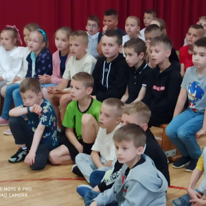 Uroczyste pasowanie uczniów klasy I na czytelników biblioteki szkolnej