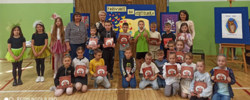 Uroczyste pasowanie uczniów klasy I na czytelników biblioteki szkolnej