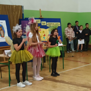 Uroczyste pasowanie uczniów klasy I na czytelników biblioteki szkolnej