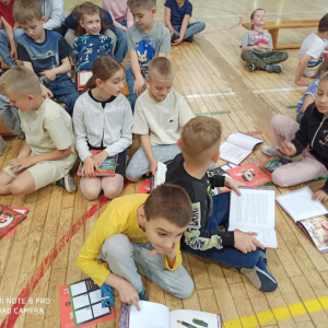 Uroczyste pasowanie uczniów klasy I na czytelników biblioteki szkolnej