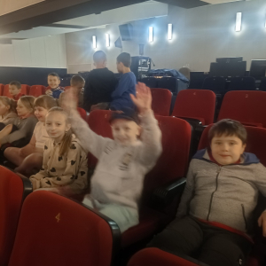Wycieczka przedszkolaków oraz klas 0-III na teatrzyk „Przyjaciele z Bullerbyn”
