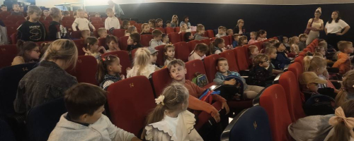 Wycieczka przedszkolaków oraz klas 0-III na teatrzyk „Przyjaciele z Bullerbyn”