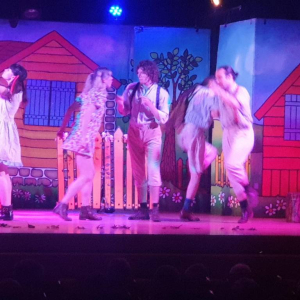 Wycieczka przedszkolaków oraz klas 0-III na teatrzyk „Przyjaciele z Bullerbyn”