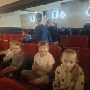 Wycieczka przedszkolaków oraz klas 0-III na teatrzyk „Przyjaciele z Bullerbyn”