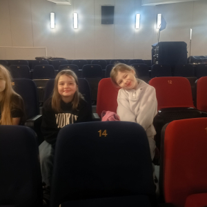 Wycieczka przedszkolaków oraz klas 0-III na teatrzyk „Przyjaciele z Bullerbyn”