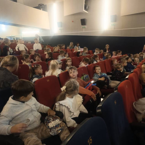 Wycieczka przedszkolaków oraz klas 0-III na teatrzyk „Przyjaciele z Bullerbyn”