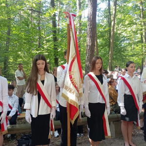Poczet sztandarowy podczas uroczystości w lesie turzańskim