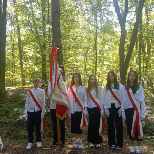 Poczet sztandarowy podczas uroczystości w lesie turzańskim