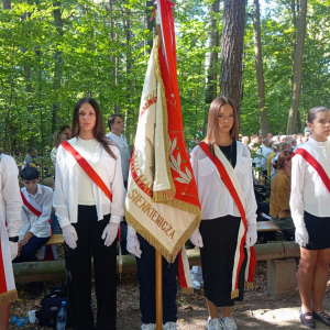 Poczet sztandarowy podczas uroczystości w lesie turzańskim