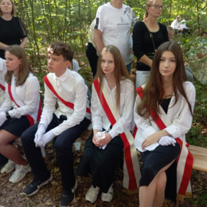 Poczet sztandarowy podczas uroczystości w lesie turzańskim