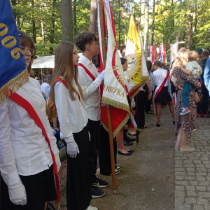 Poczet sztandarowy podczas uroczystości w lesie turzańskim