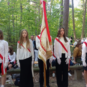 Poczet sztandarowy podczas uroczystości w lesie turzańskim