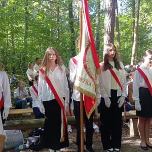 Poczet sztandarowy podczas uroczystości w lesie turzańskim