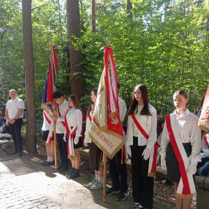 Poczet sztandarowy podczas uroczystości w lesie turzańskim