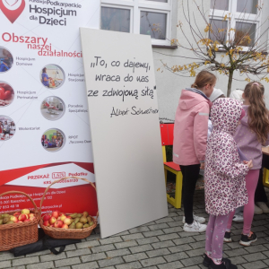 Nasi uczniowie i nauczyciele pobiegli dziś dla podopiecznych Podkarpackiego Hospicjum dla Dzieci
