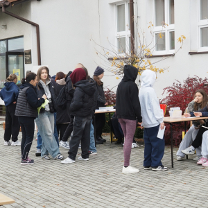Nasi uczniowie i nauczyciele pobiegli dziś dla podopiecznych Podkarpackiego Hospicjum dla Dzieci 
