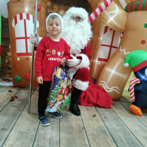 Spotkanie dzieci z zerówki ze Świętym Mikołajem