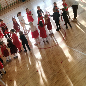 Spotkanie dzieci z zerówki ze Świętym Mikołajem