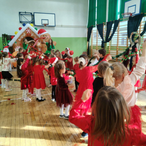 Spotkanie dzieci z zerówki ze Świętym Mikołajem