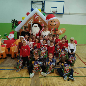Spotkanie dzieci z zerówki ze Świętym Mikołajem