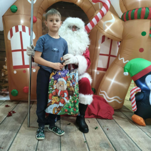 Spotkanie dzieci z zerówki ze Świętym Mikołajem