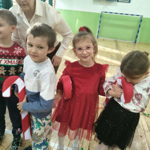 Spotkanie dzieci z zerówki ze Świętym Mikołajem