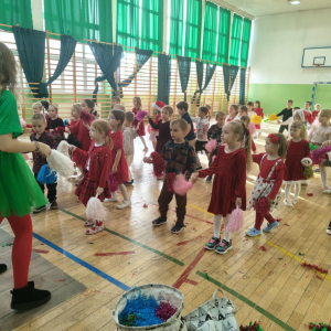 Spotkanie dzieci z zerówki ze Świętym Mikołajem