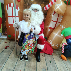 Spotkanie dzieci z zerówki ze Świętym Mikołajem