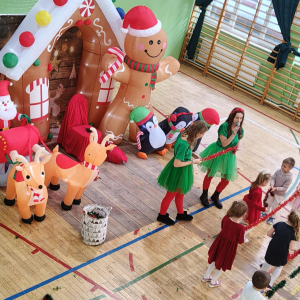 Spotkanie dzieci z zerówki ze Świętym Mikołajem