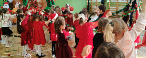 Spotkanie dzieci z zerówki ze Świętym Mikołajem