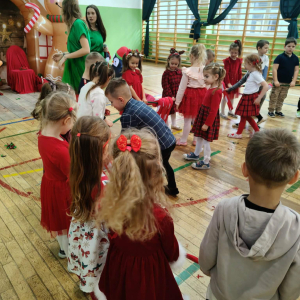 Spotkanie dzieci z zerówki ze Świętym Mikołajem