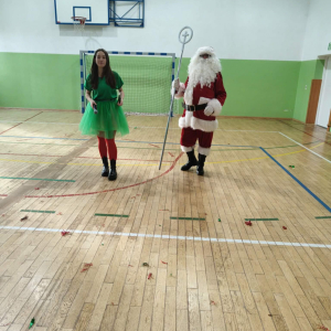 Spotkanie dzieci z zerówki ze Świętym Mikołajem
