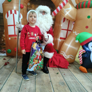 Spotkanie dzieci z zerówki ze Świętym Mikołajem