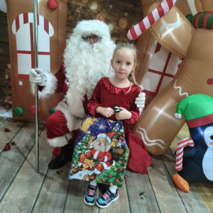 Spotkanie dzieci z zerówki ze Świętym Mikołajem