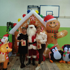 Spotkanie dzieci z zerówki ze Świętym Mikołajem