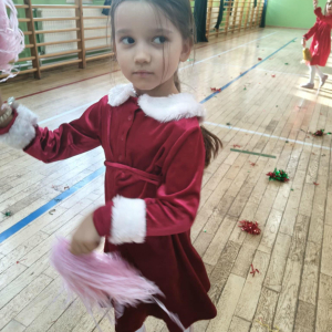 Spotkanie dzieci z zerówki ze Świętym Mikołajem