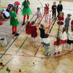 Spotkanie dzieci z zerówki ze Świętym Mikołajem