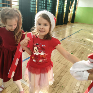 Spotkanie dzieci z zerówki ze Świętym Mikołajem