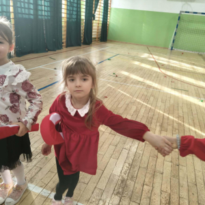 Spotkanie dzieci z zerówki ze Świętym Mikołajem