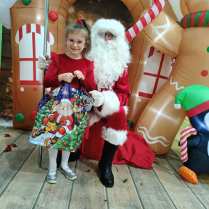 Spotkanie dzieci z zerówki ze Świętym Mikołajem