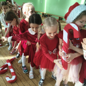 Spotkanie dzieci z zerówki ze Świętym Mikołajem